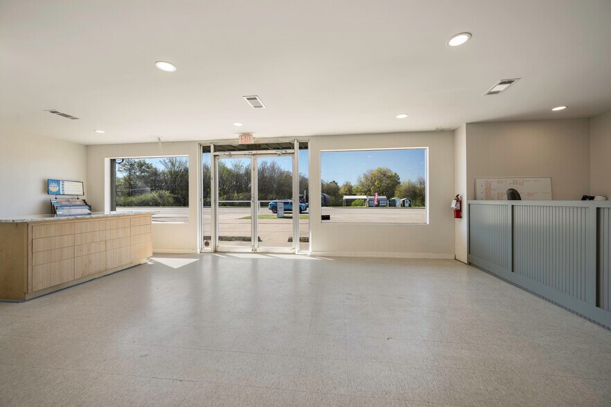 More Photos Of 2824 W Main St, Gun Barrel City General Retail For Lease