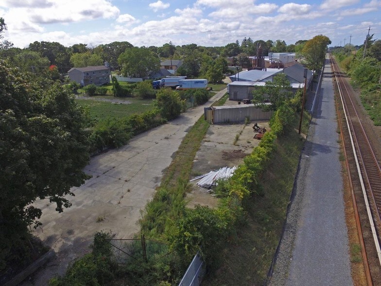 More Photos Of 2 Rossmore Ave, Central Islip Warehouse For Lease