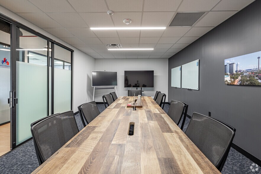 More Photos Of 7550 W Interstate 10, San Antonio Office For Lease