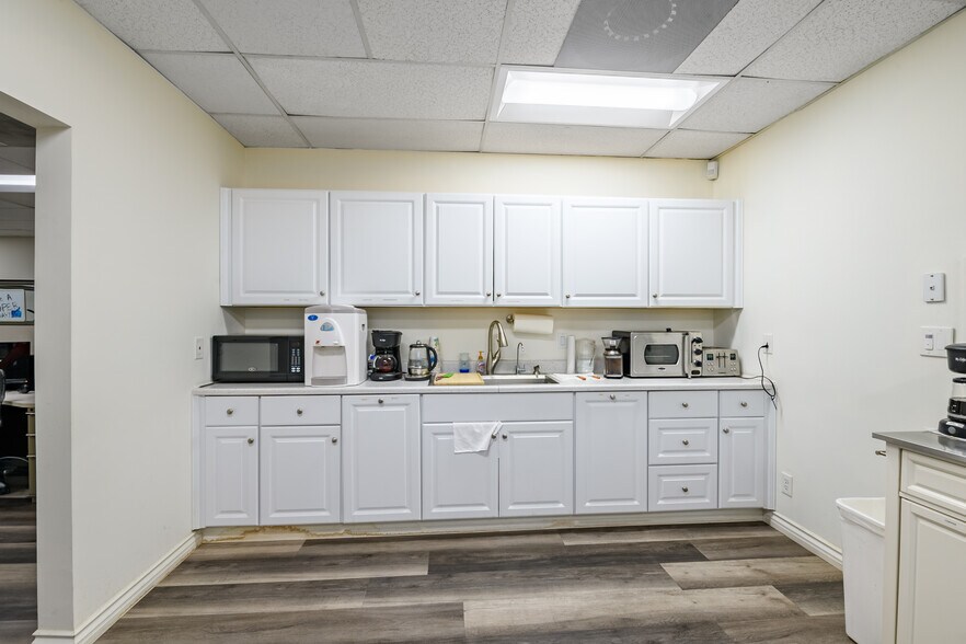 More Photos Of 7301 Topanga Canyon Blvd, Canoga Park Office For Lease