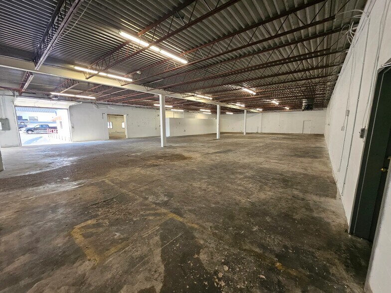More Photos Of 1433 W Lark Industrial Dr, Fenton Warehouse For Sale