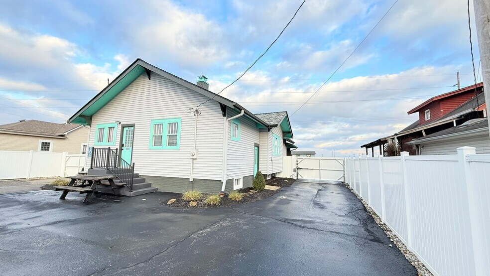 More Photos Of 180 N US 31, New Whiteland Loft Creative Space For Lease