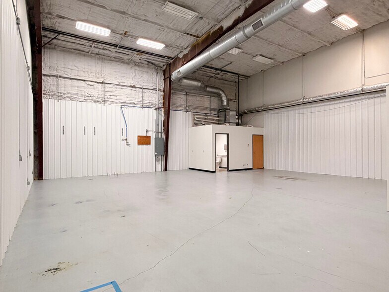 More Photos Of 4173 N 20th St, Ozark Warehouse For Lease