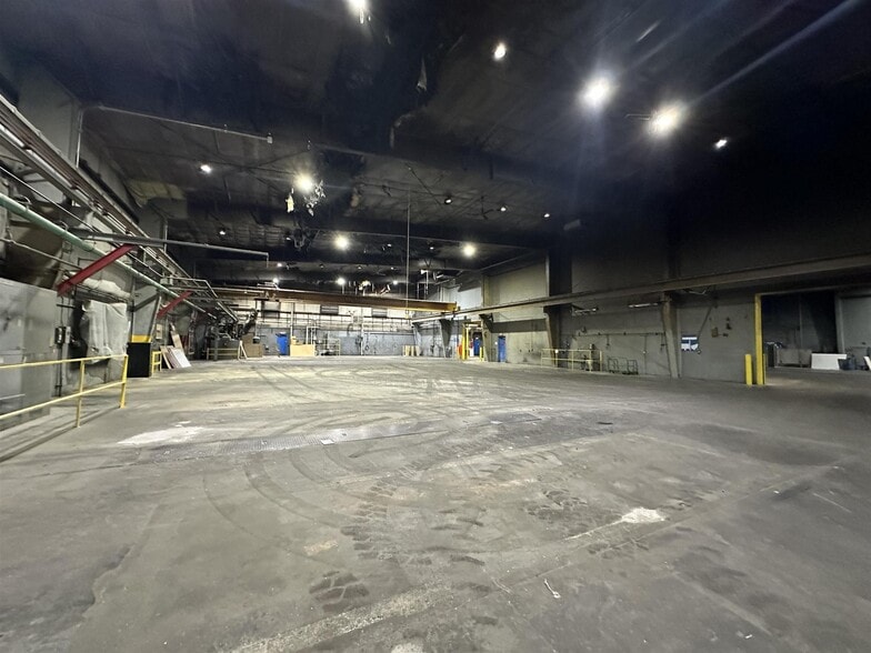 More Photos Of 1011 Veterans St, Mauston Manufacturing For Sale