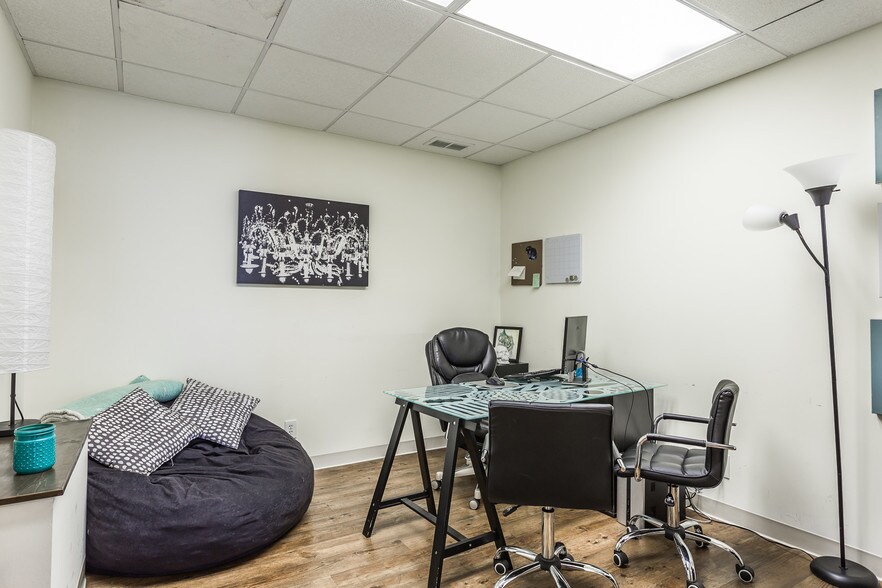 More Photos Of 1055 W 3rd Ave, Columbus Showroom For Lease