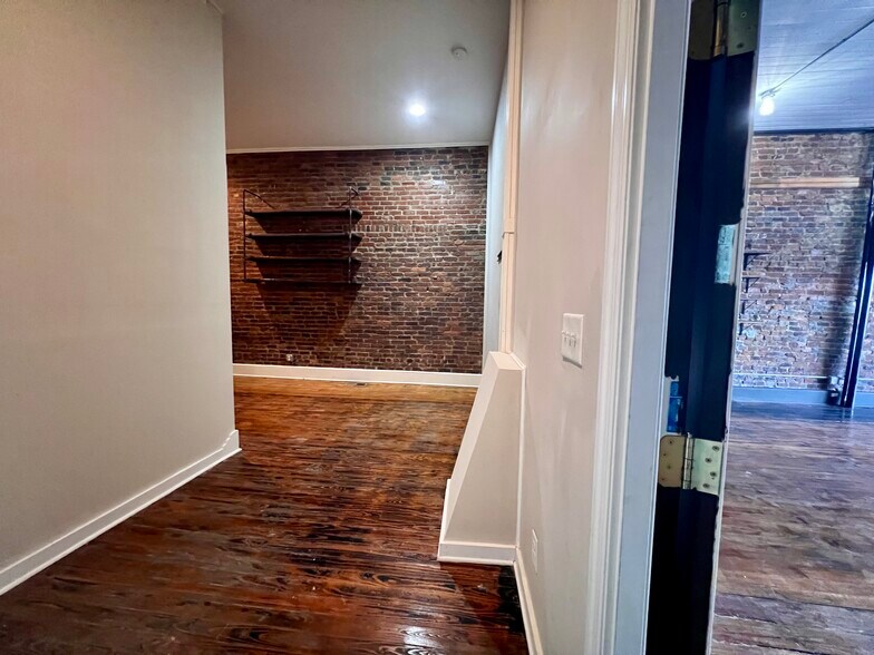 More Photos Of 209 N 1st St, Pulaski Storefront For Lease