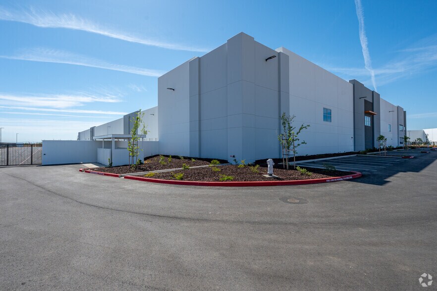 More Photos Of 4525 W Elkhorn Blvd, Sacramento Distribution For Sale