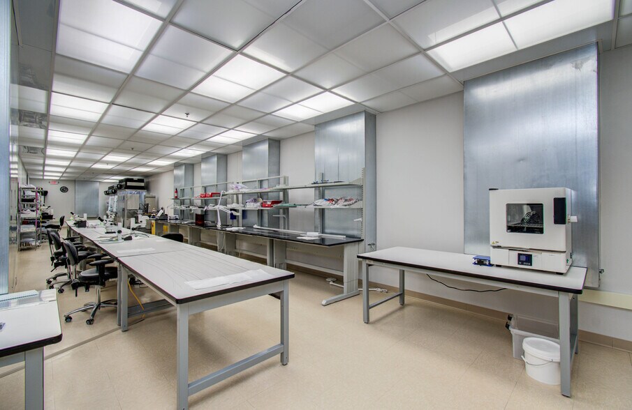 More Photos Of 9330 Kirby Dr, Houston Research And Development For Lease