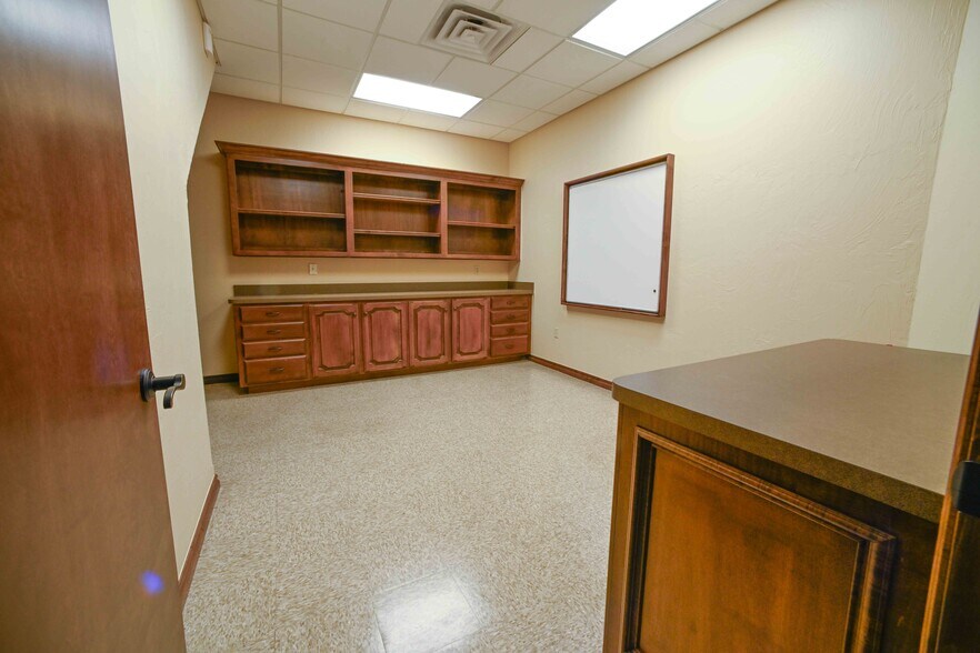 More Photos Of 908 SW 107th St, Oklahoma City Medical For Lease