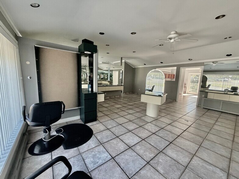 More Photos Of 408 Boston Post Rd, Darien Freestanding For Lease