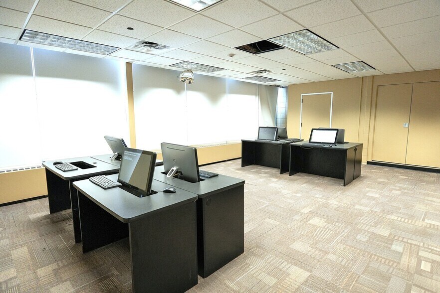 More Photos Of 646 Chicago Rd, Chicago Heights Office For Lease