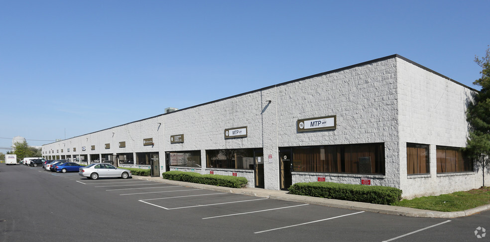 Primary Photo Of 2221 5th Ave, Ronkonkoma Warehouse For Lease