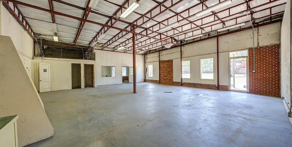 More Photos Of 1605 E Avenue A, Hooks Warehouse For Sale
