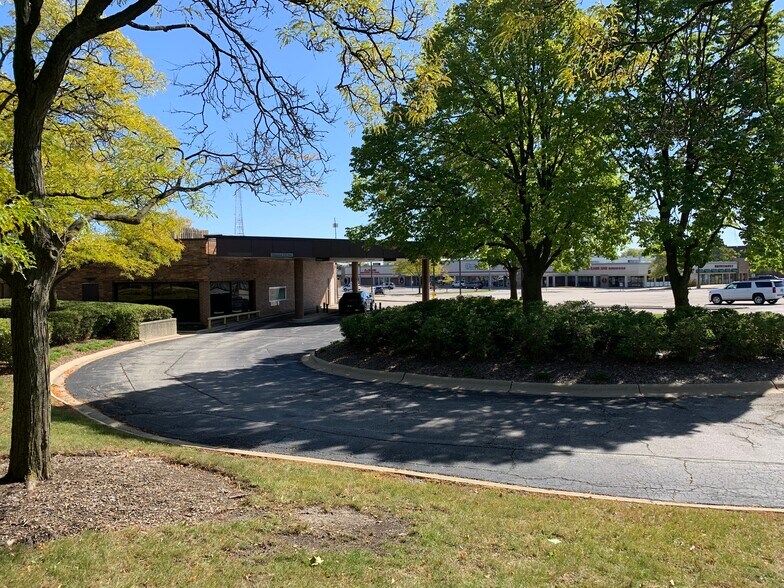 More Photos Of 1355 W Dundee Rd, Buffalo Grove Bank For Lease