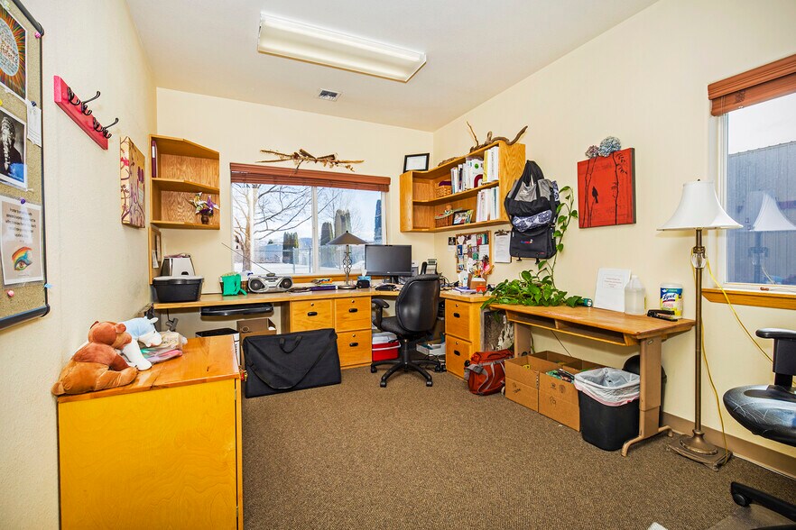 More Photos Of 137 McGhee Rd, Kootenai Storefront Retail Office For Sale