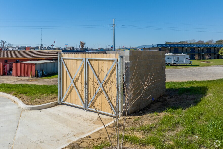 More Photos Of 2600 Becker Dr, Brenham Storefront Retail Office For Lease