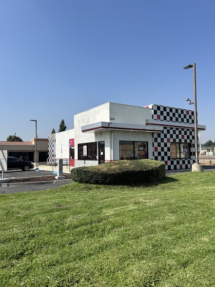 Primary Photo Of 300-310 S Riverside Ave, Rialto Fast Food For Lease