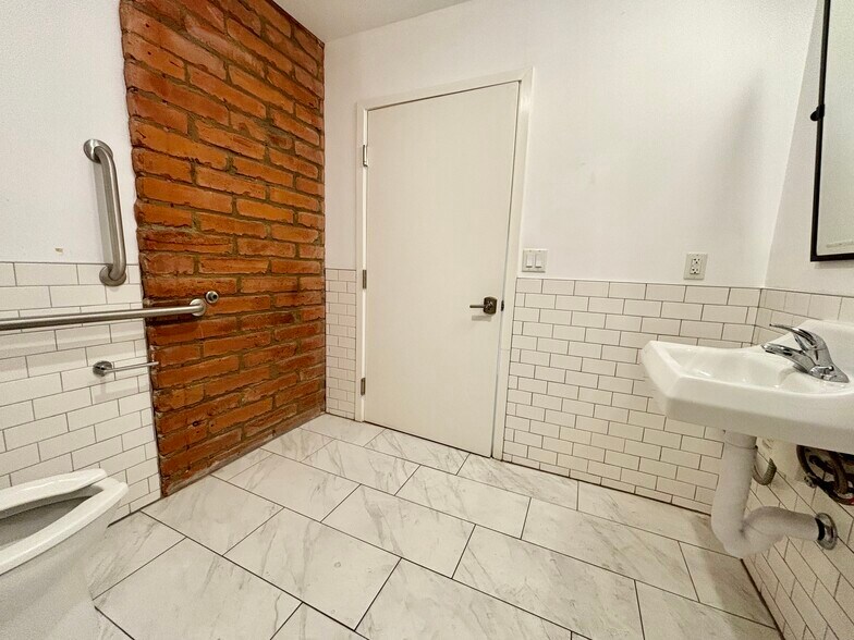 More Photos Of 46 E Monterey Way, Phoenix Medical For Lease