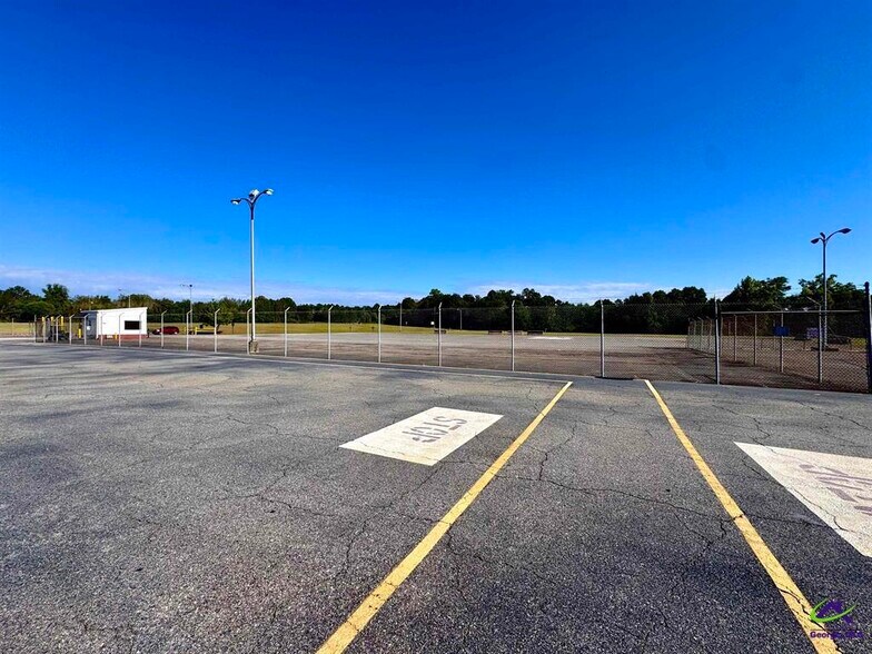 More Photos Of 801 Valley Dr, Perry Distribution For Lease