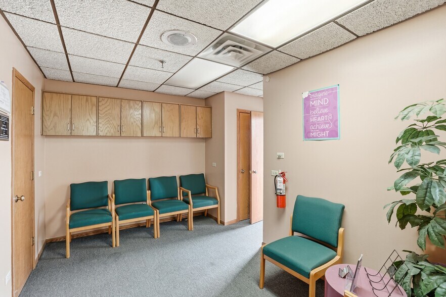 More Photos Of 17704-17718 Oak Park Ave, Tinley Park Office For Sale