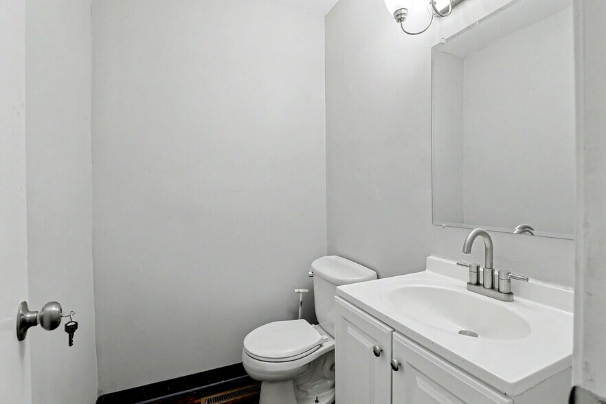 More Photos Of 1601 N State St, Augusta Office For Sale
