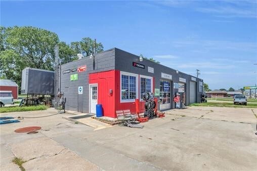 More Photos Of 101 N Maple St, Garnett Service Station For Sale