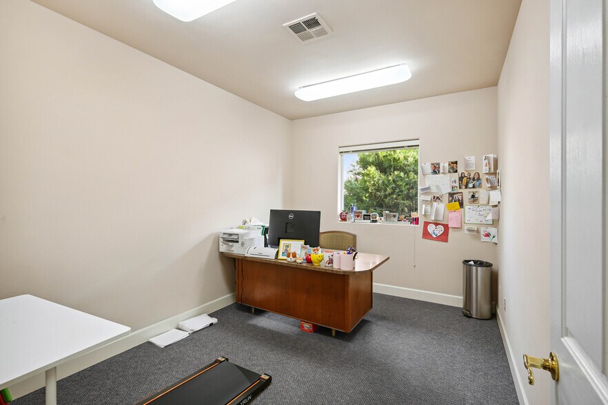 More Photos Of 81 Freeman Ct, Central Point Office For Sale