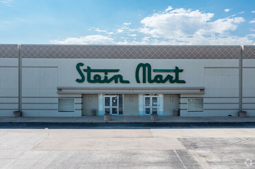 More Photos Of 14902 Preston Rd, Dallas Unknown For Lease