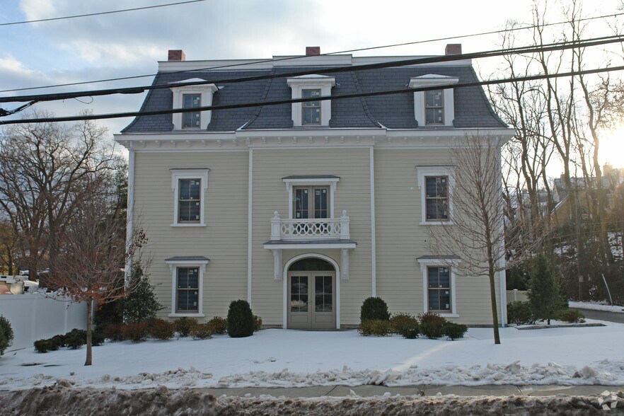 More Photos Of 50 Old Field Point Rd, Greenwich Office For Lease