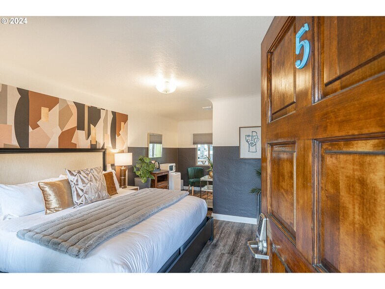 More Photos Of 1175 2nd St SE, Bandon Hotel For Sale