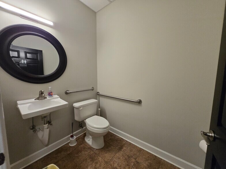 More Photos Of 140 Howard Ln, Fayetteville Office For Sale