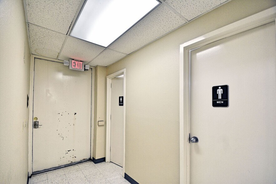 More Photos Of 109-111 N River St, Seguin Office For Sale