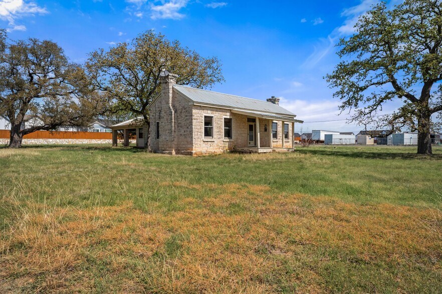 More Photos Of 600 County Road 263, Liberty Hill Specialty For Lease