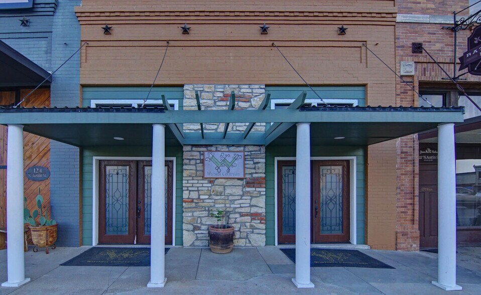 More Photos Of 120 N Austin St, Comanche Bar For Sale