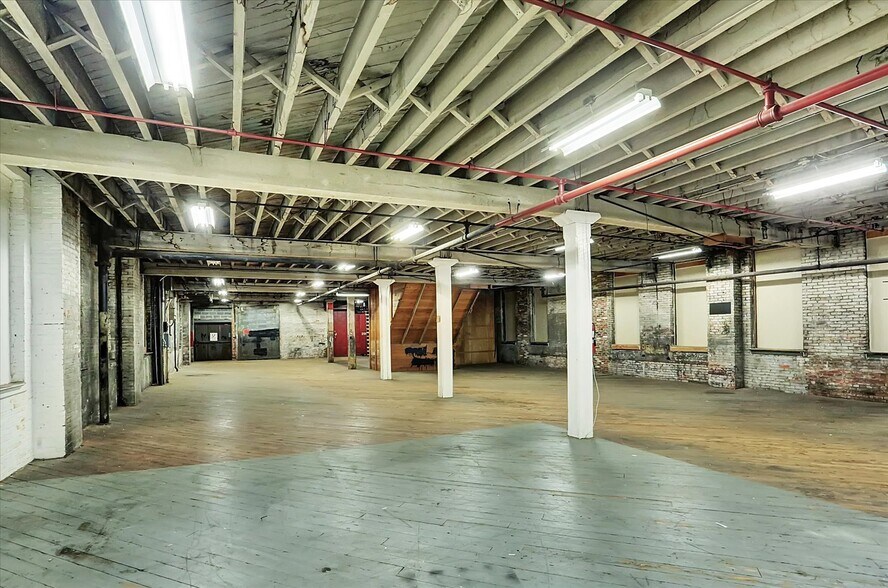 More Photos Of 701 E Hay St, York Warehouse For Lease
