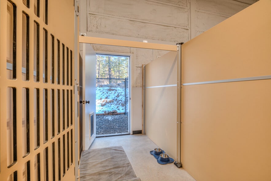 More Photos Of 56870 Enterprise Dr, Sunriver Flex For Sale