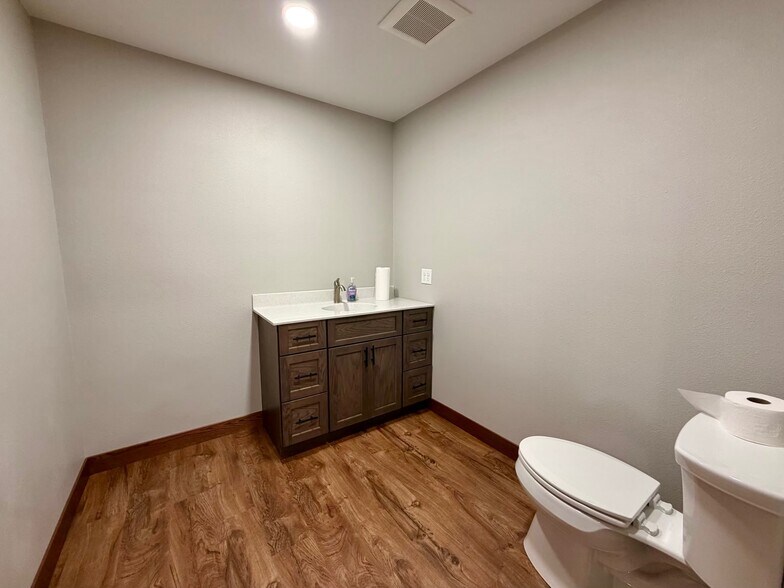 More Photos Of 405 Lake Ave, Gothenburg Distribution For Sale