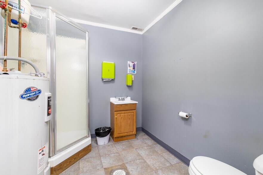 More Photos Of 66850 Executive Dr, Saint Clairsville Warehouse For Lease