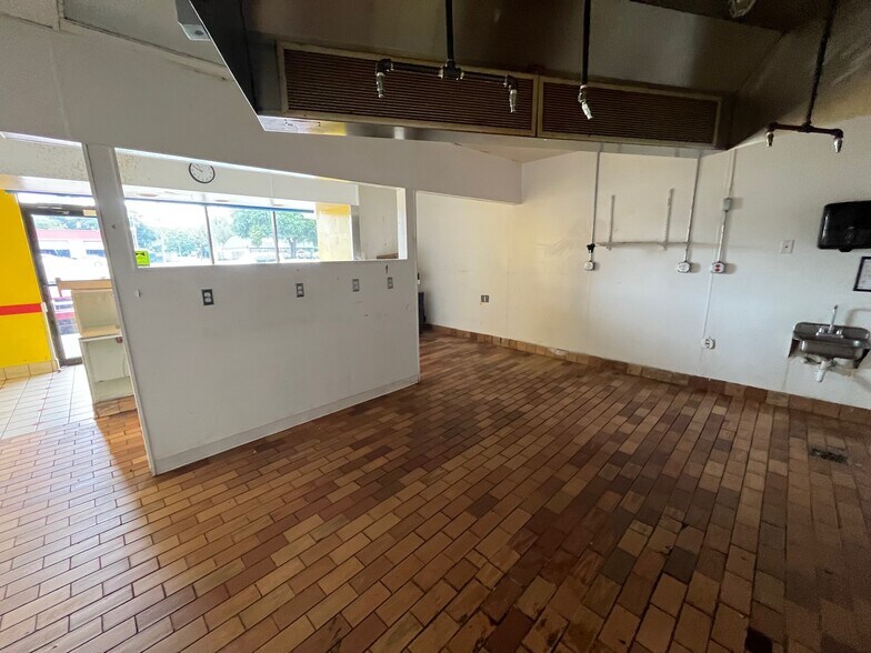 More Photos Of 1101 Montgomery Cross Rd, Savannah Unknown For Lease
