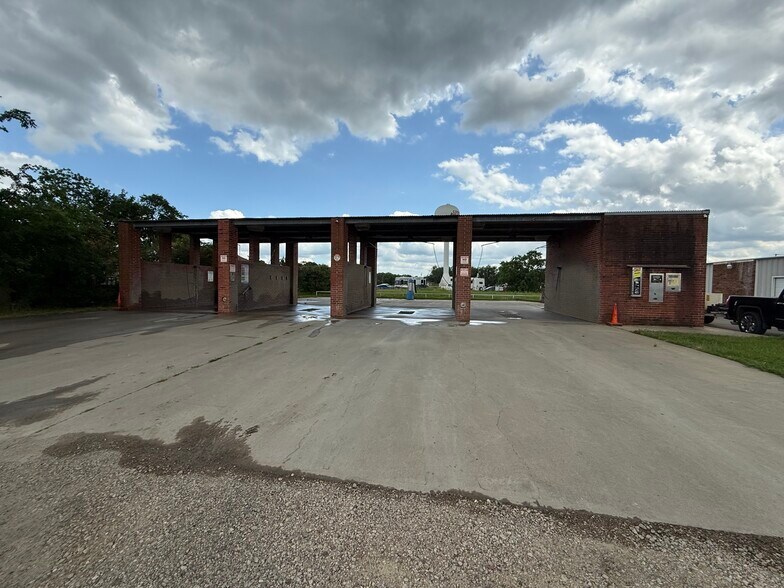 Primary Photo Of 931 E Dallas Ave, Cooper Self Storage For Sale