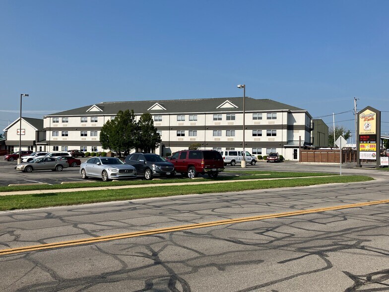 Primary Photo Of 255 W Lakeshore Dr, Port Clinton Hotel For Sale