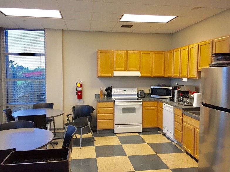 More Photos Of 9800 Connecticut St, Merrillville Office For Lease