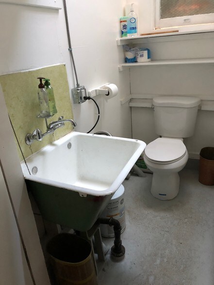 More Photos Of 9820 1/2 Belmont St, Bellflower Office For Lease