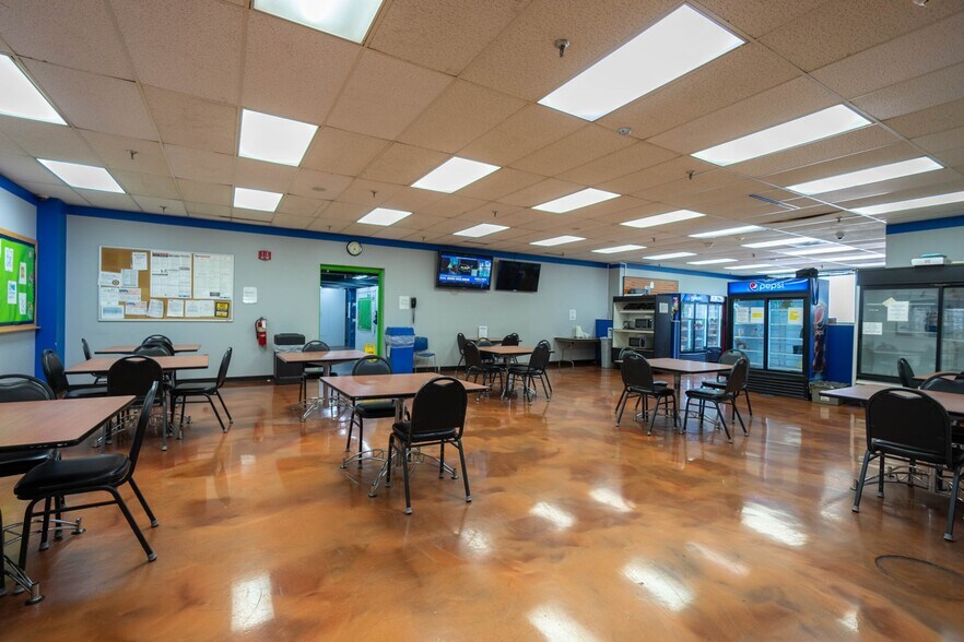 More Photos Of 5400 Perry Dr, Waterford Distribution For Lease