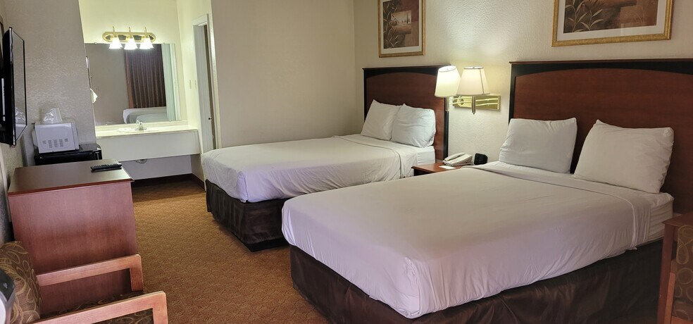 More Photos Of 1006 E 12th St, Shamrock Hotel For Sale