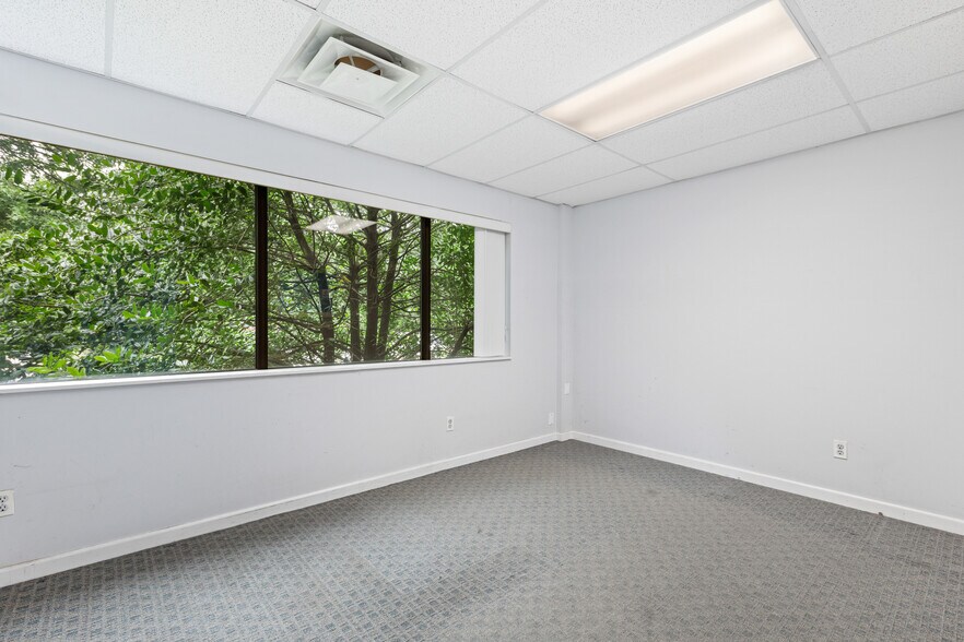 More Photos Of 29 Edison Ave, Oakland Warehouse For Lease