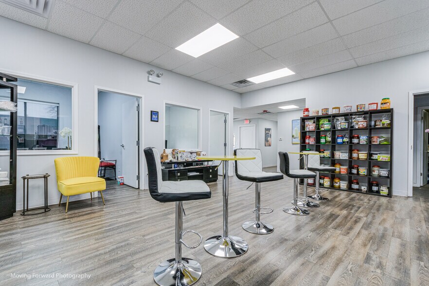 More Photos Of 1340 Louis Ave, Elk Grove Village Warehouse For Lease