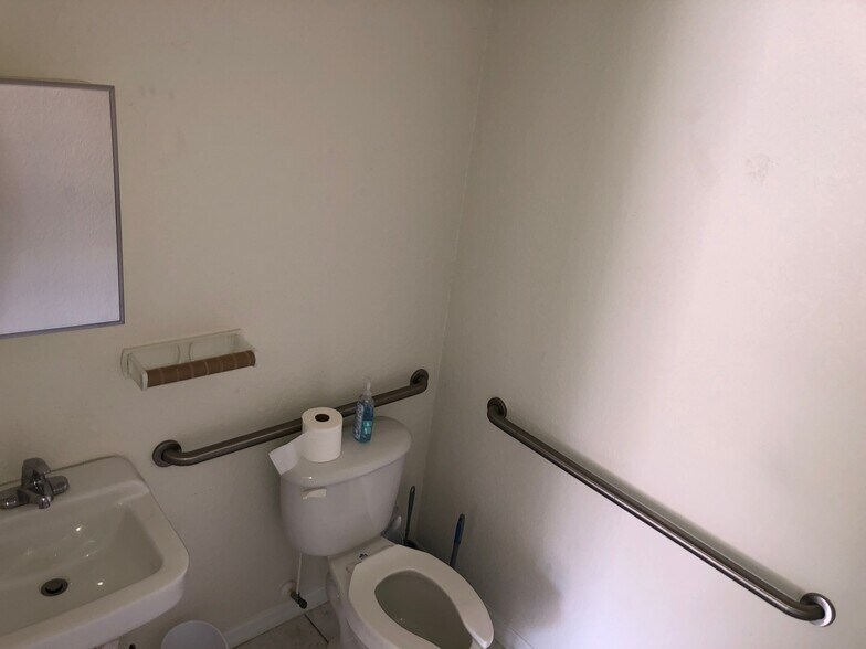 More Photos Of 4100-4140 Lamson Ave, Spring Hill Medical For Lease