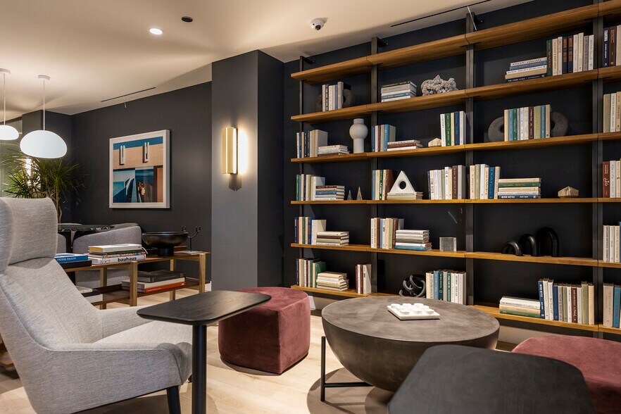 More Photos Of 24 E Washington St, Chicago Office For Sale