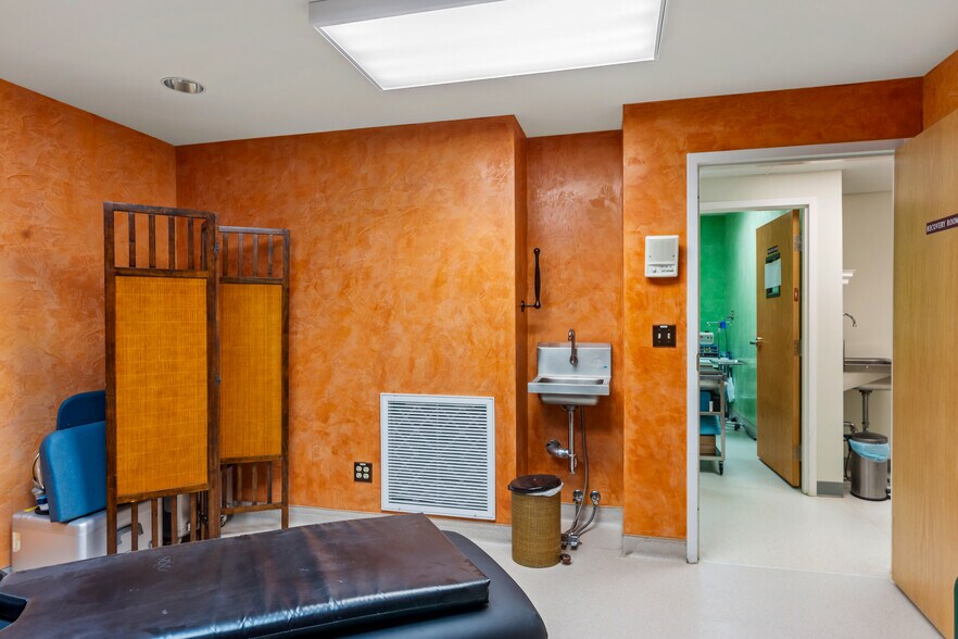 More Photos Of 85 Church St, Middletown Medical For Sale